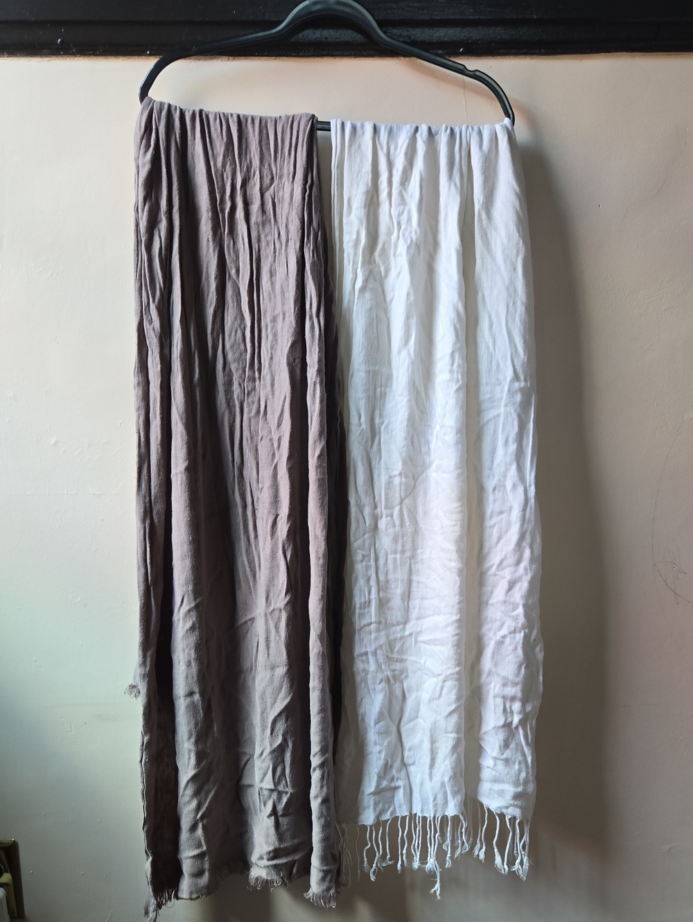 UNBRANDED - Set of 2 Luxurious-Feeling Winter Scarves - Cream and Gray/Brown